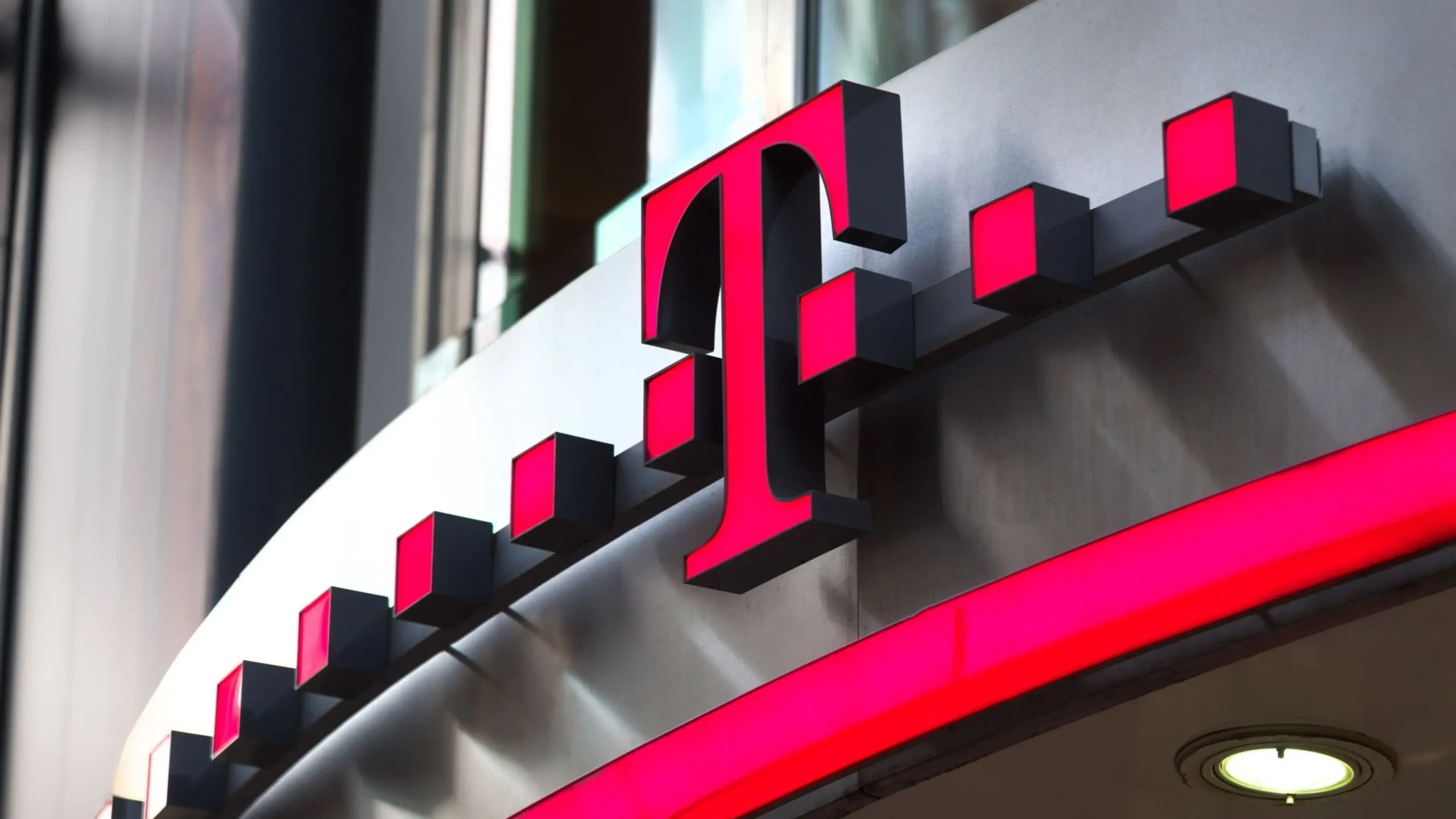 Cashback chega a € 819: LogiTel derruba preços de planos 5G da Telekom