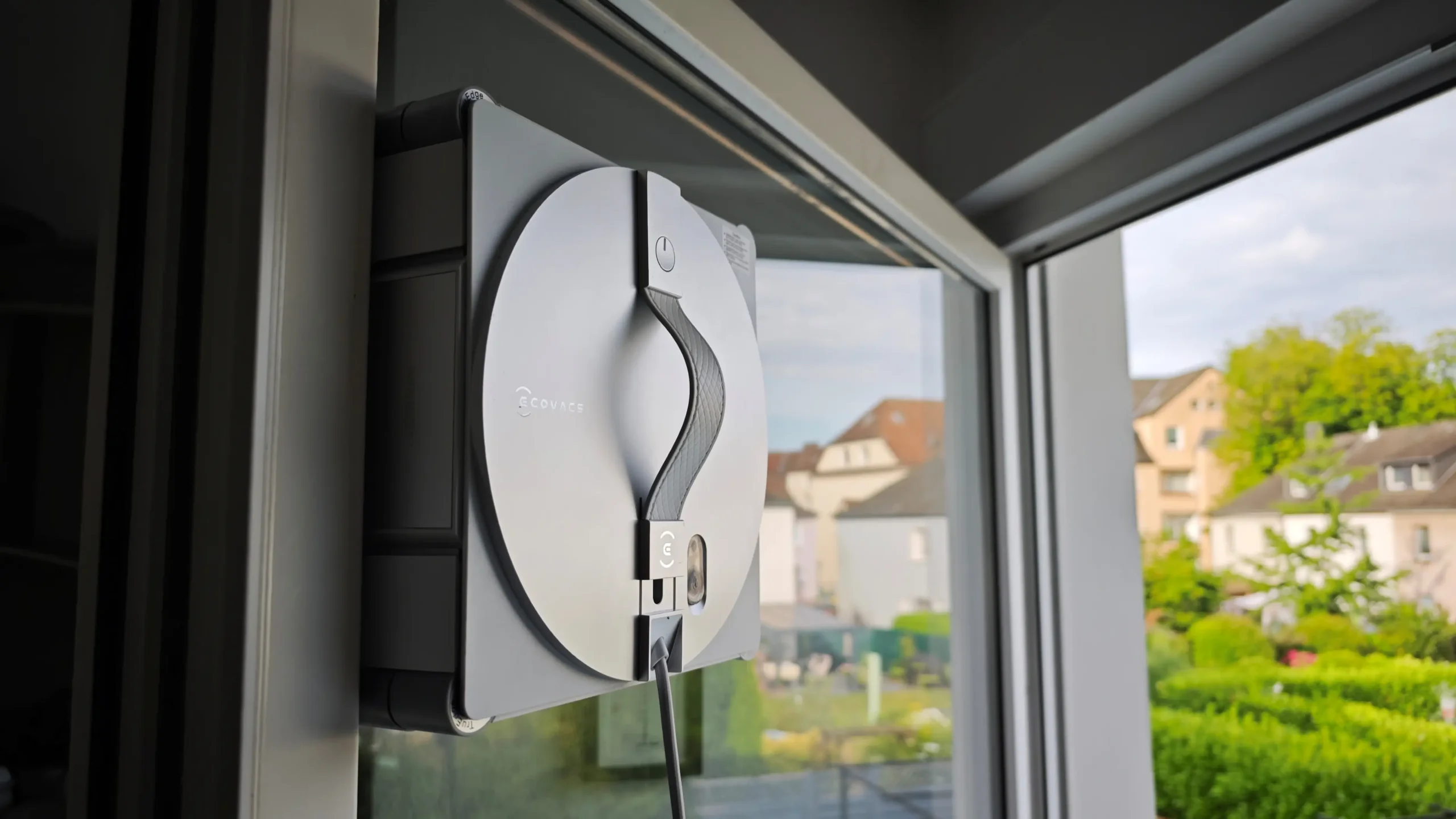 Robô ECOVACS WINBOT W3 OMNI chega com estação que lava o pano sozinha e promete agilizar a limpeza de janelas